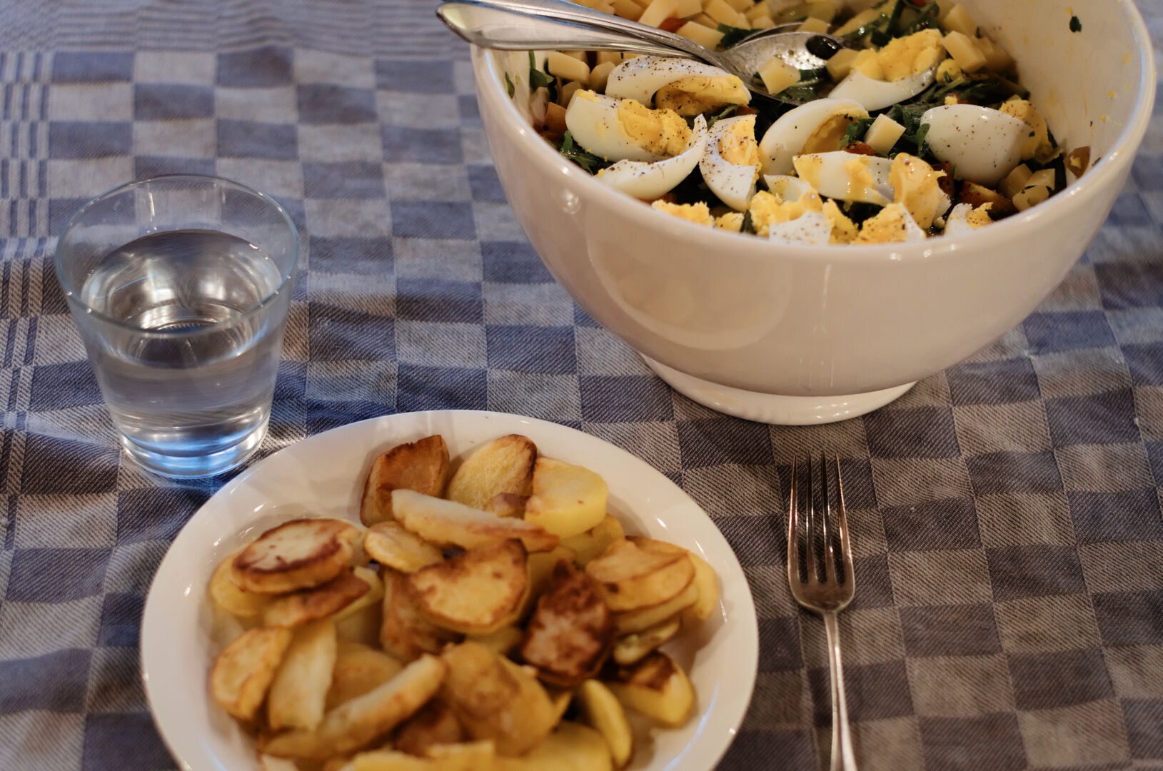 Tuinsalade met gebakken aardappels Tuinsalade met gebakken aardappels