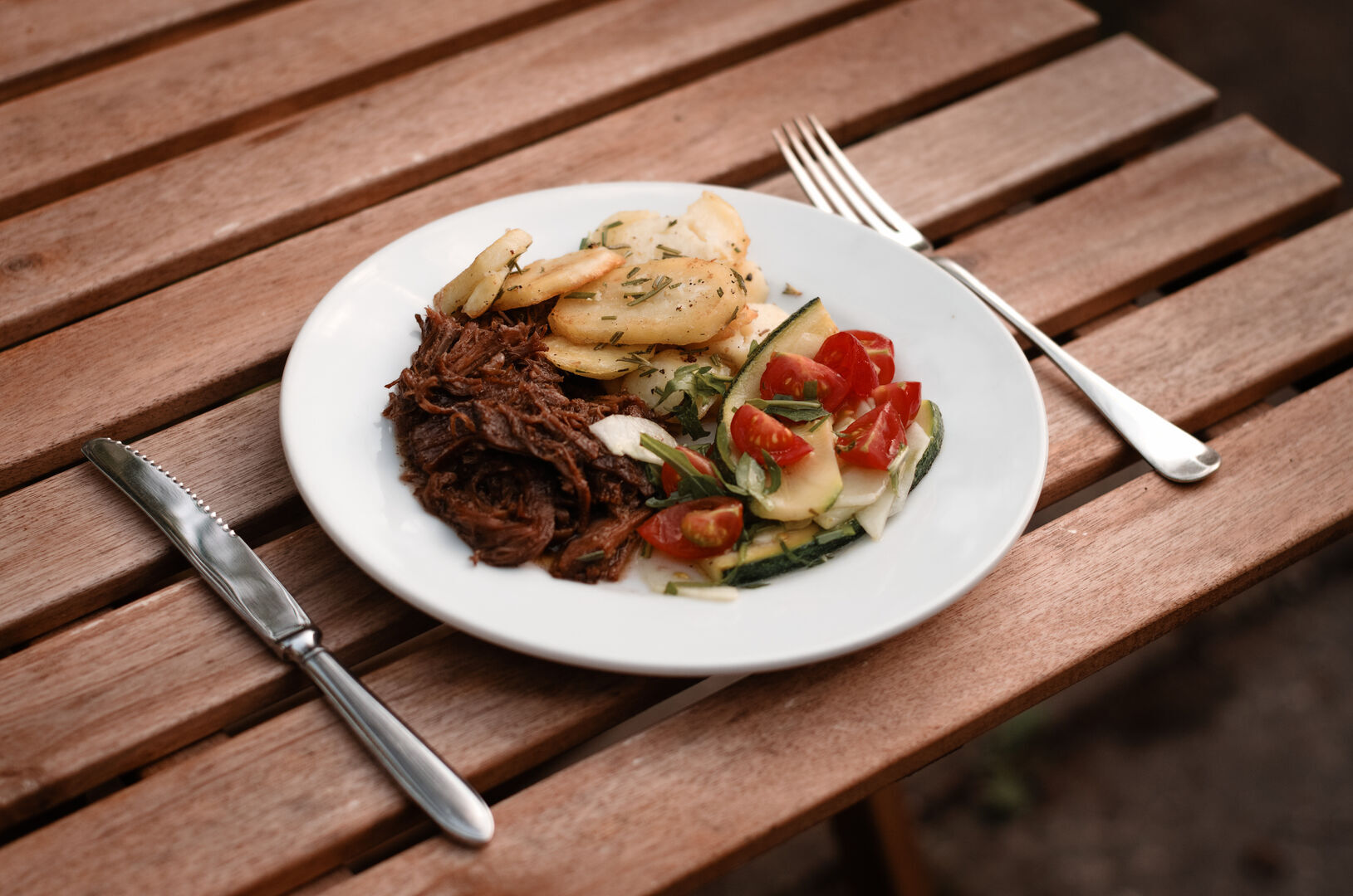 Pulled goat ribs met salade en rozemarijnaardappels Pulled goat ribs met salade en rozemarijnaardappels