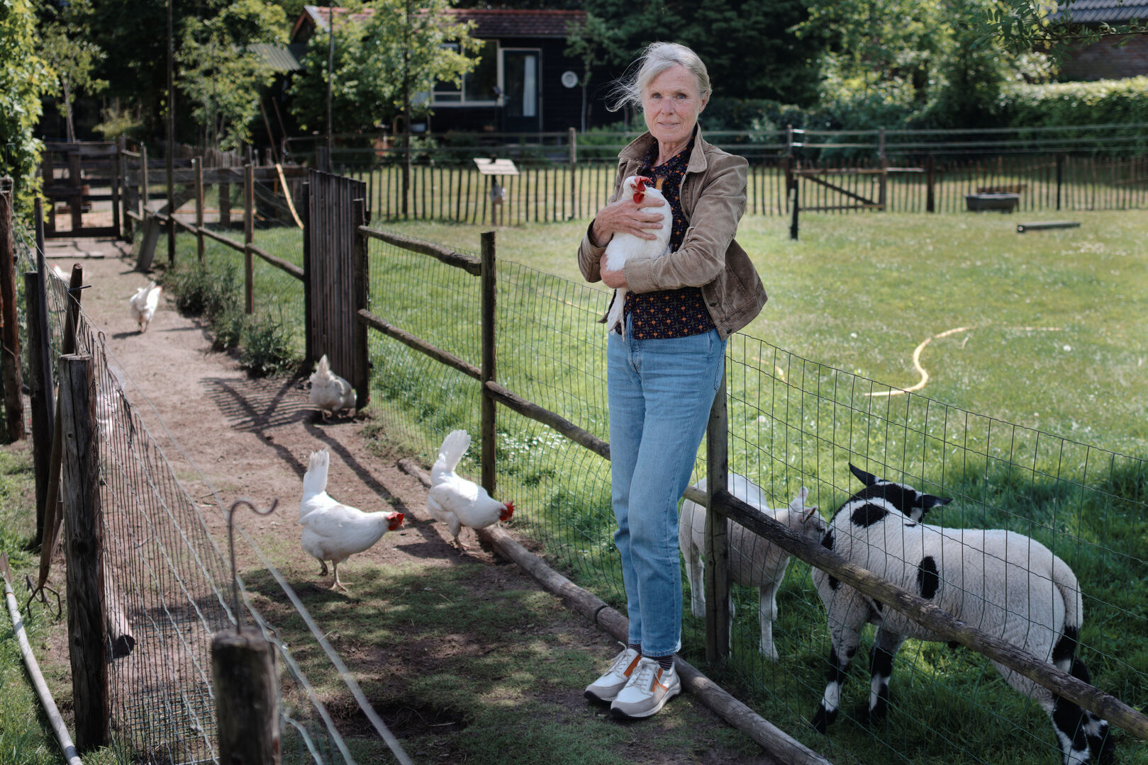 Marijk Gerritsma met kip en schaap
