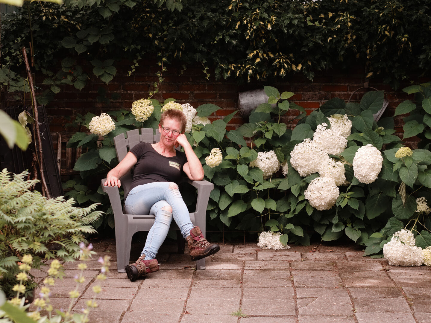 Marith Kuiper op tuinstoel
