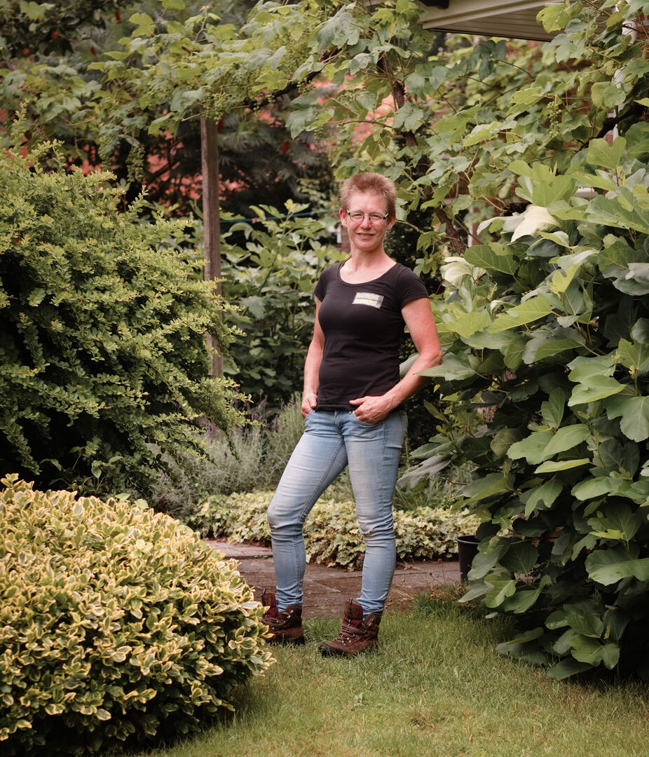 Marith Kuiper tussen de struiken