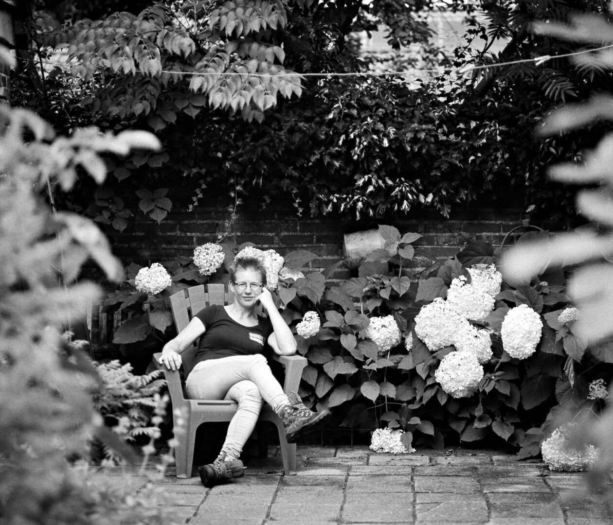 Marith Kuiper in tuinstoel retouched