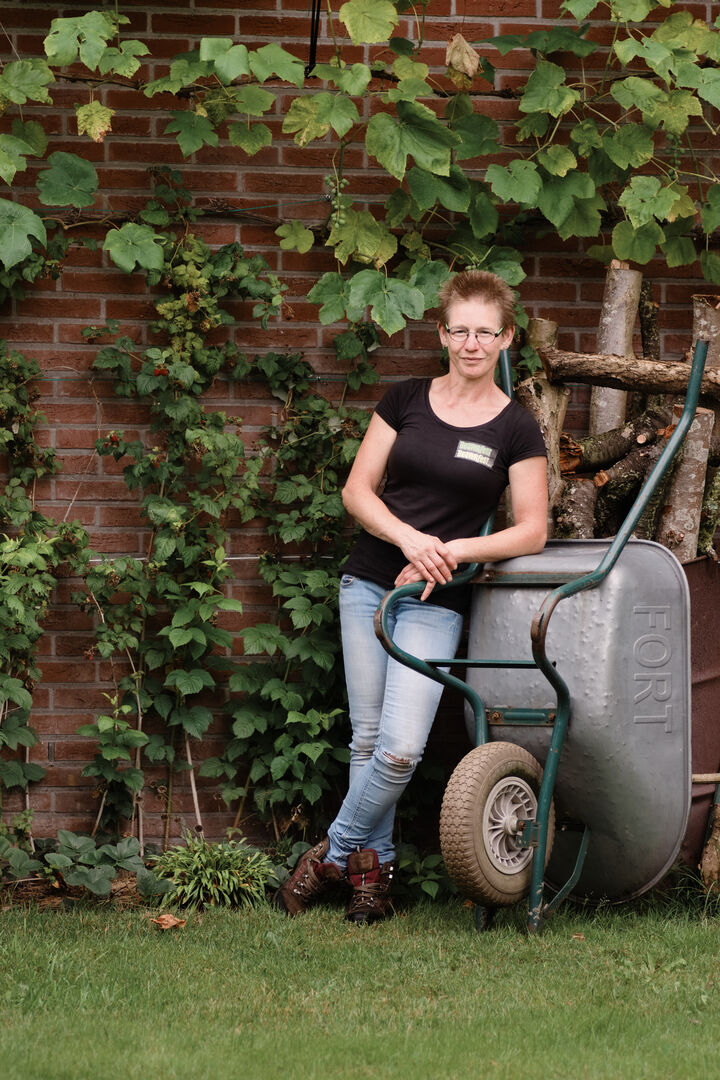 Marith Kuiper tegen kruiwagen