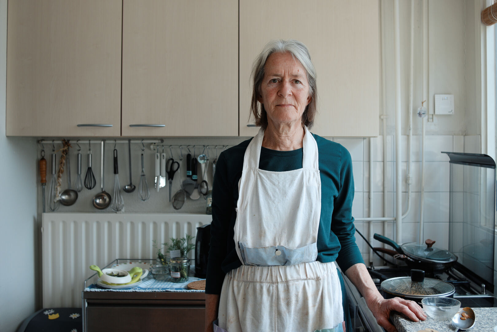 Portret Annemiek Nieuwpoort in haar keuken