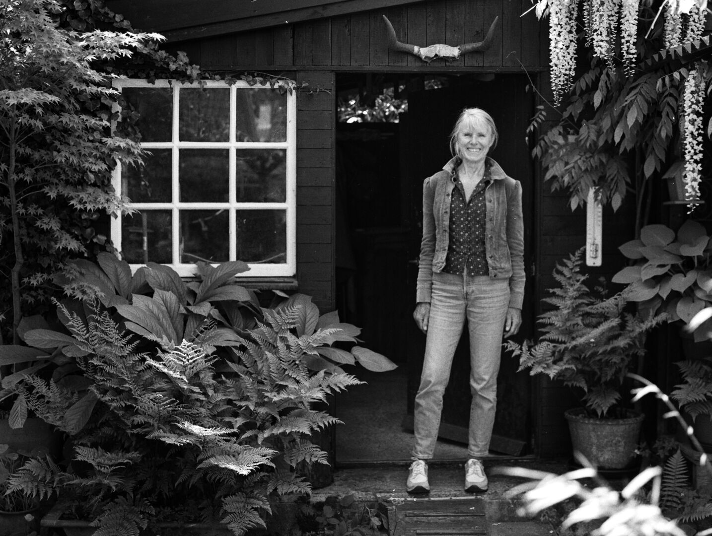 Marijk Gerritsma voor deuropening