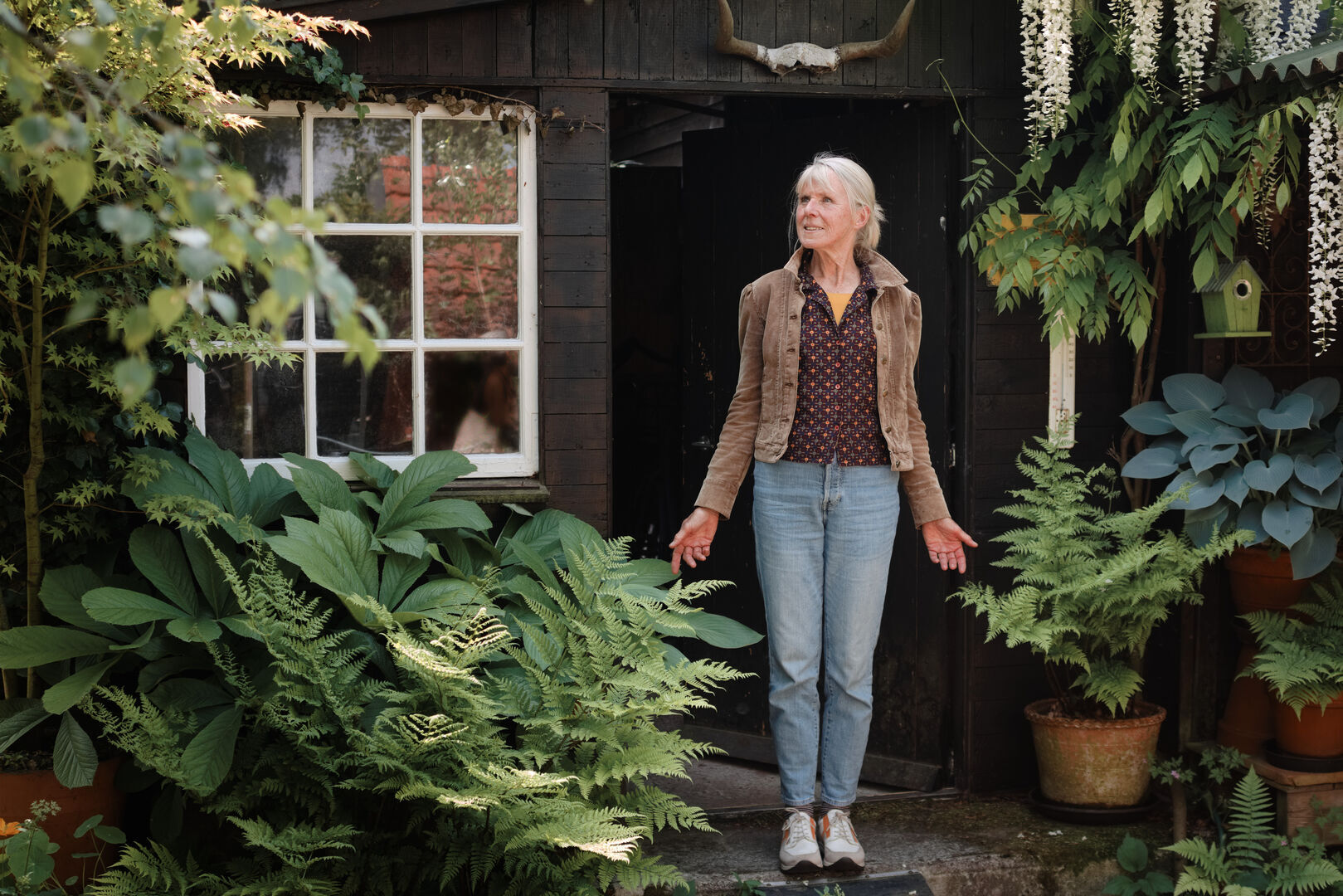 Marijk Gerritsma voor deuropening 1