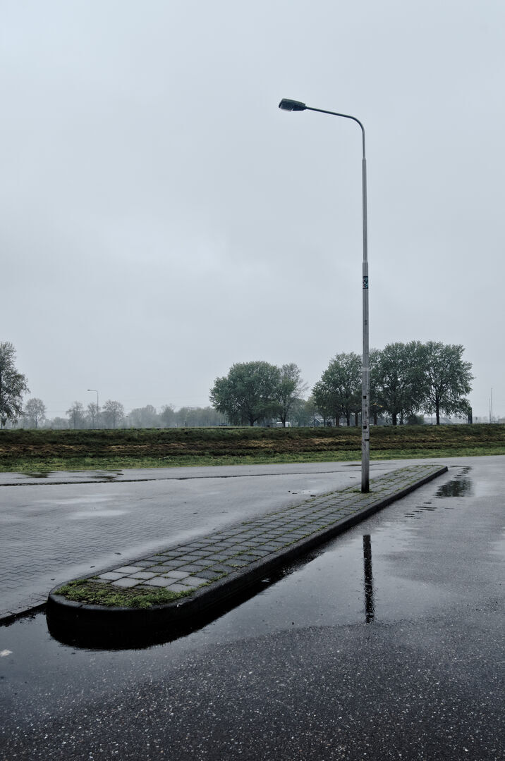 Parkeerplaatsen lantaarn in de regen